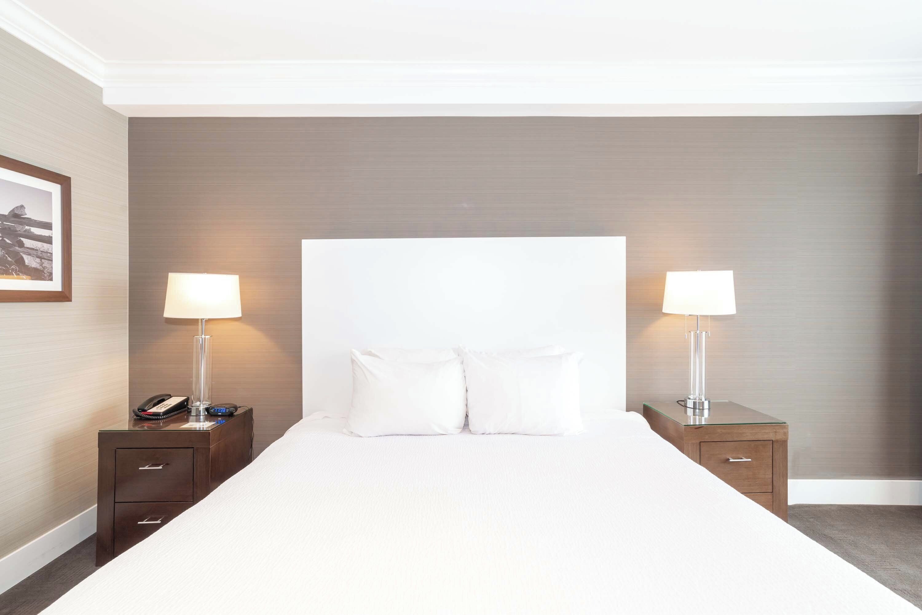 standard room, 1 king bed | in-room safe, blackout curtains, iron/ironing board, free wifi