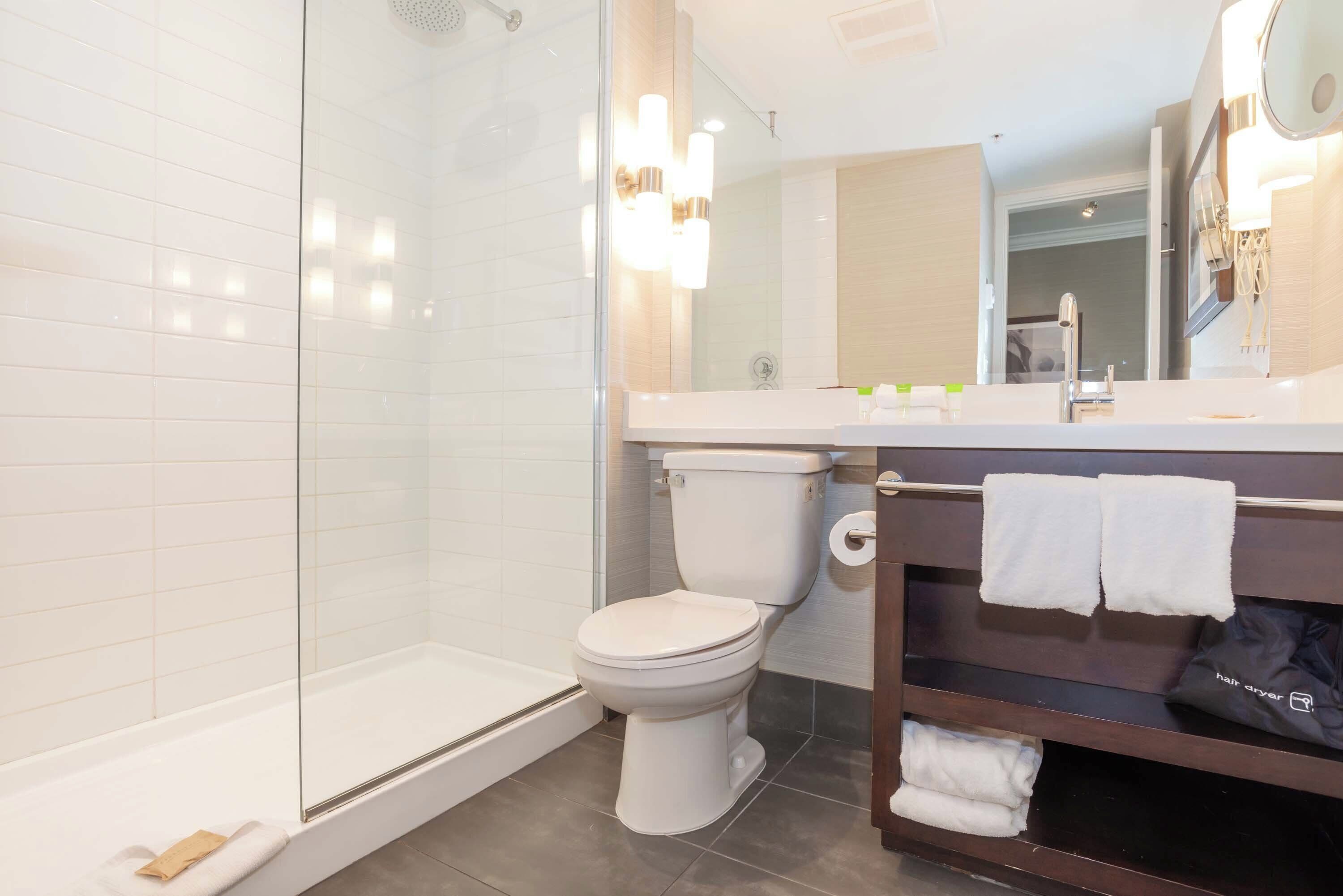 combined shower/bathtub, rainfall showerhead, free toiletries