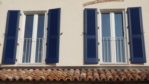 A building with two windows, each with blue shutters and a balcony. - La Casa Blu Bed & Breakfast (Calliano)
