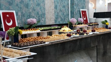 2 间餐厅，供应早餐、午餐和晚餐，土耳其菜