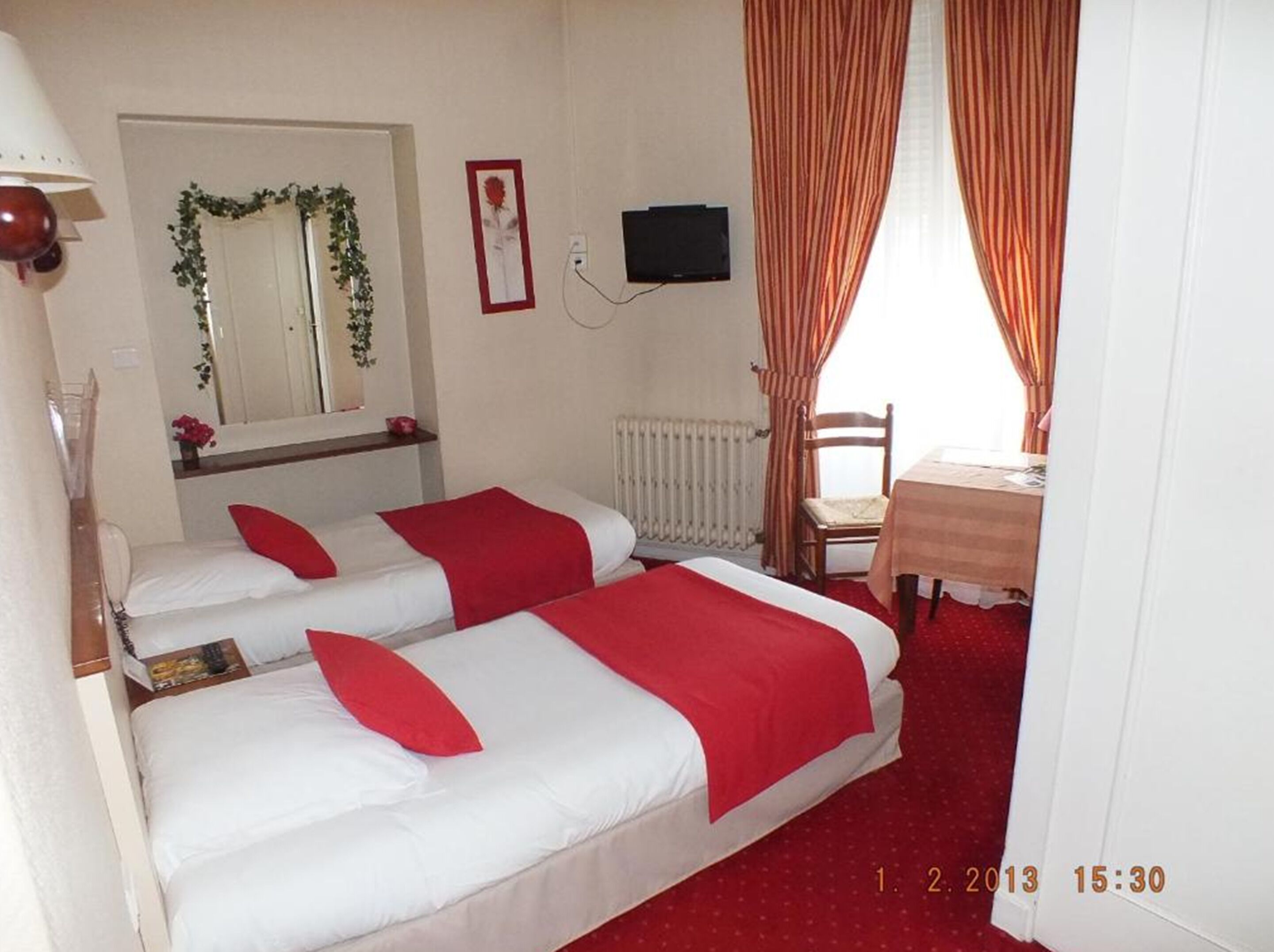 twin room | desk, soundproofing, free wifi, bed sheets