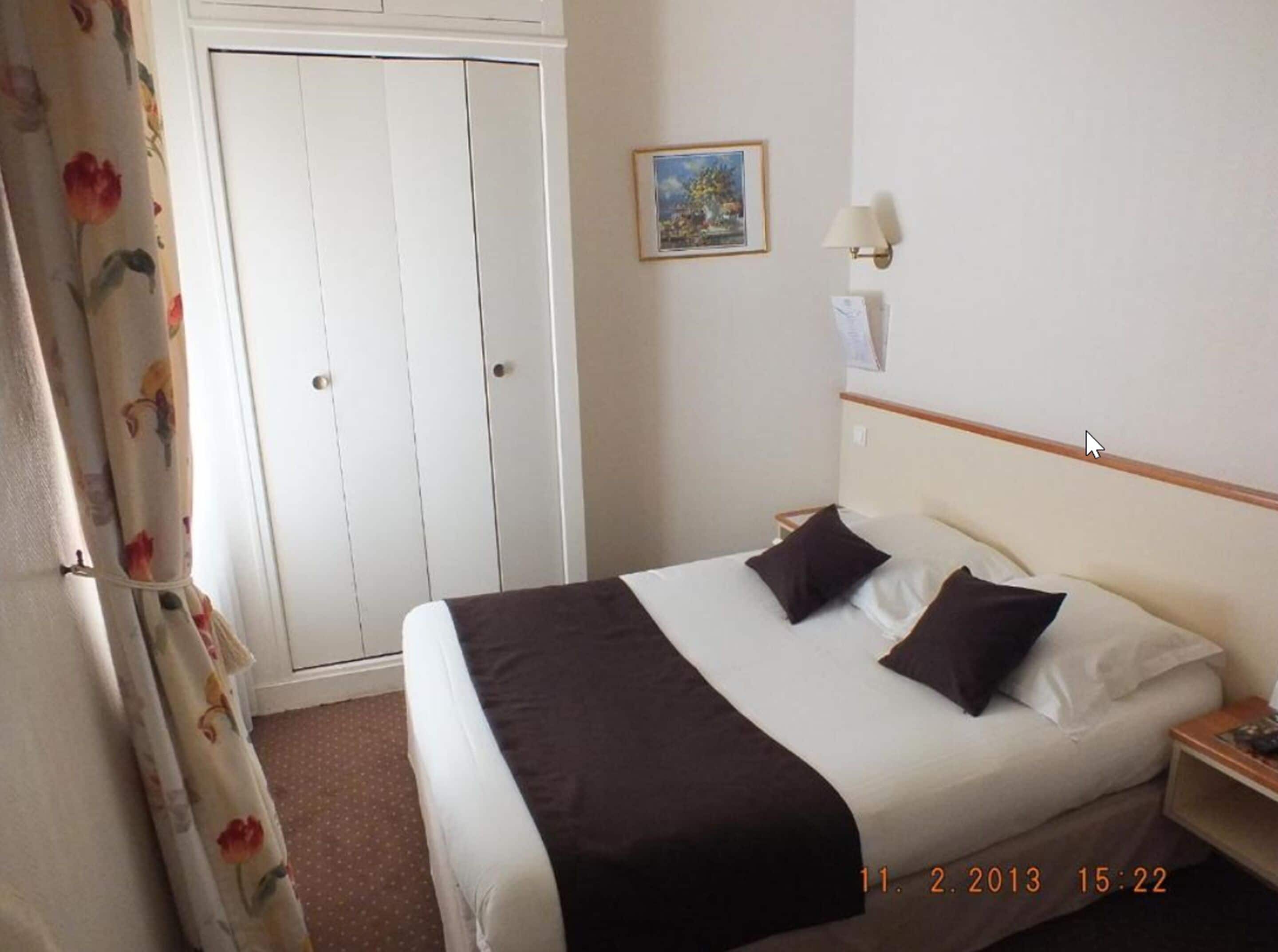 desk, soundproofing, free wifi, bed sheets