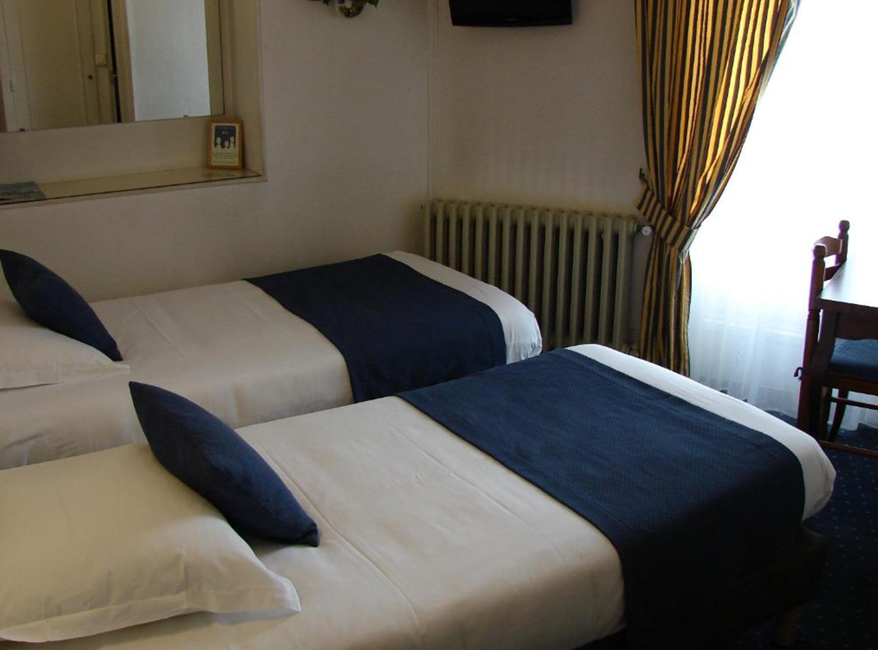 twin room | desk, soundproofing, free wifi, bed sheets