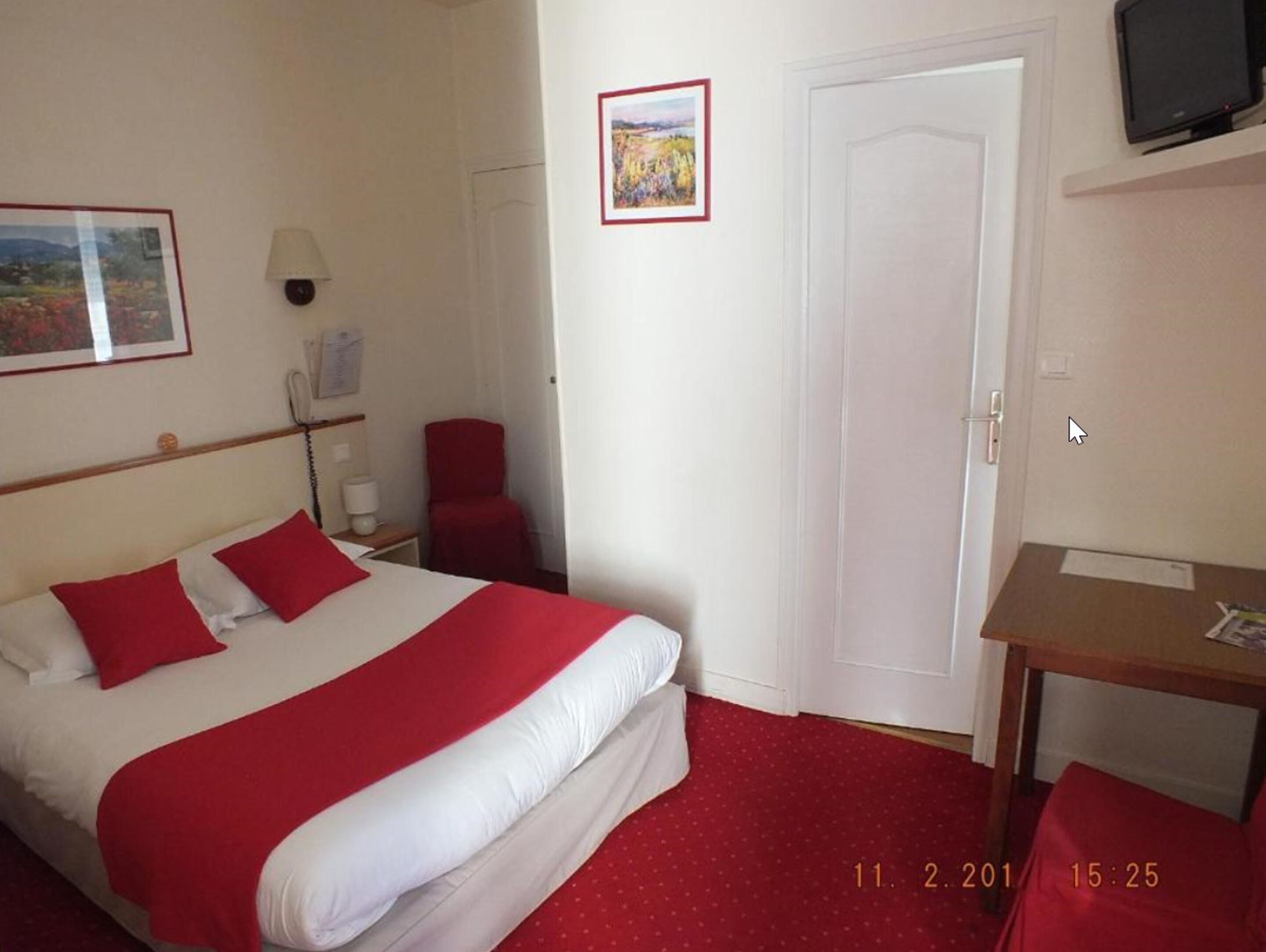 economy double room (no lift access) | desk, soundproofing, free wifi, bed sheets