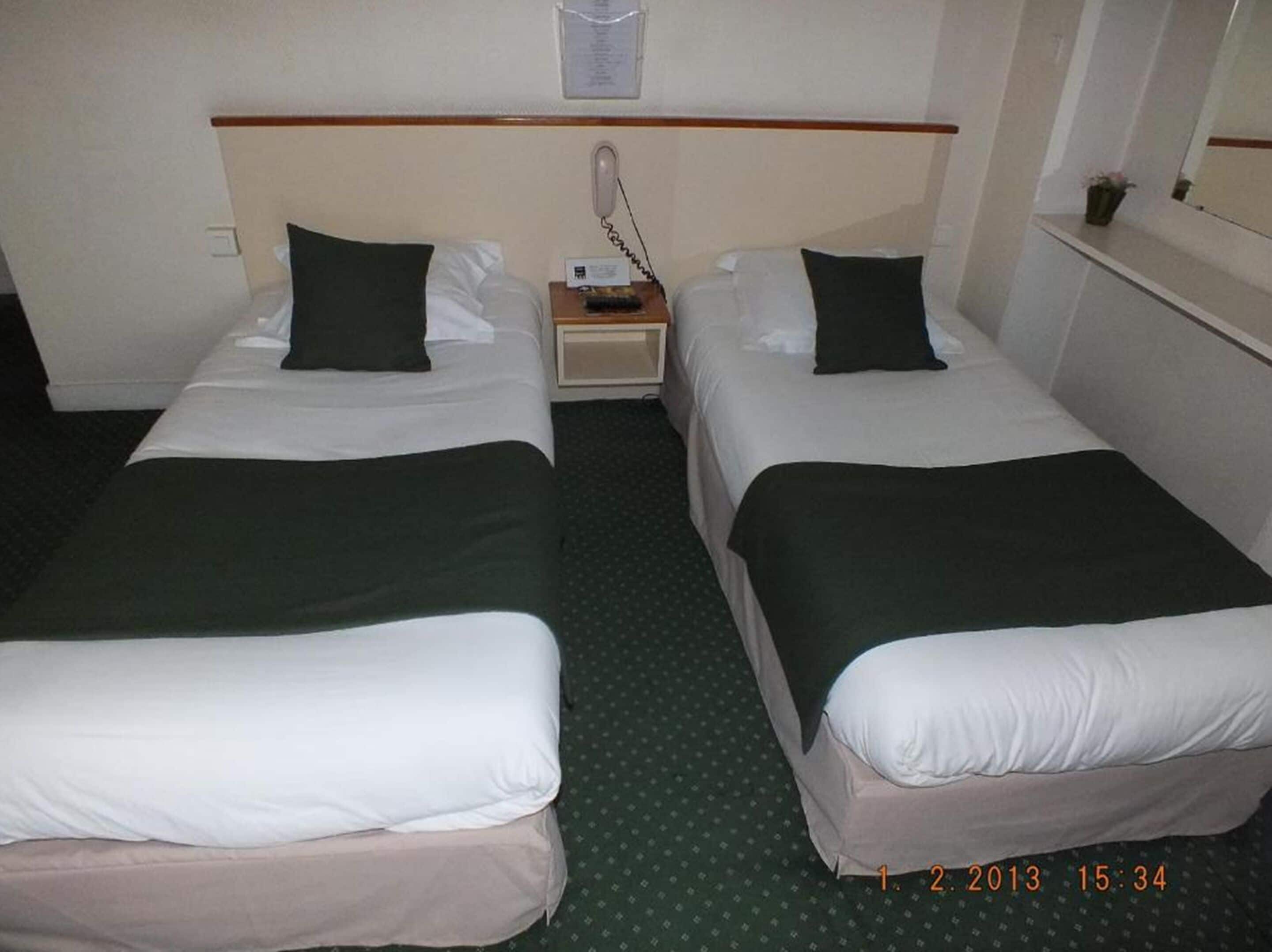 twin room | desk, soundproofing, free wifi, bed sheets