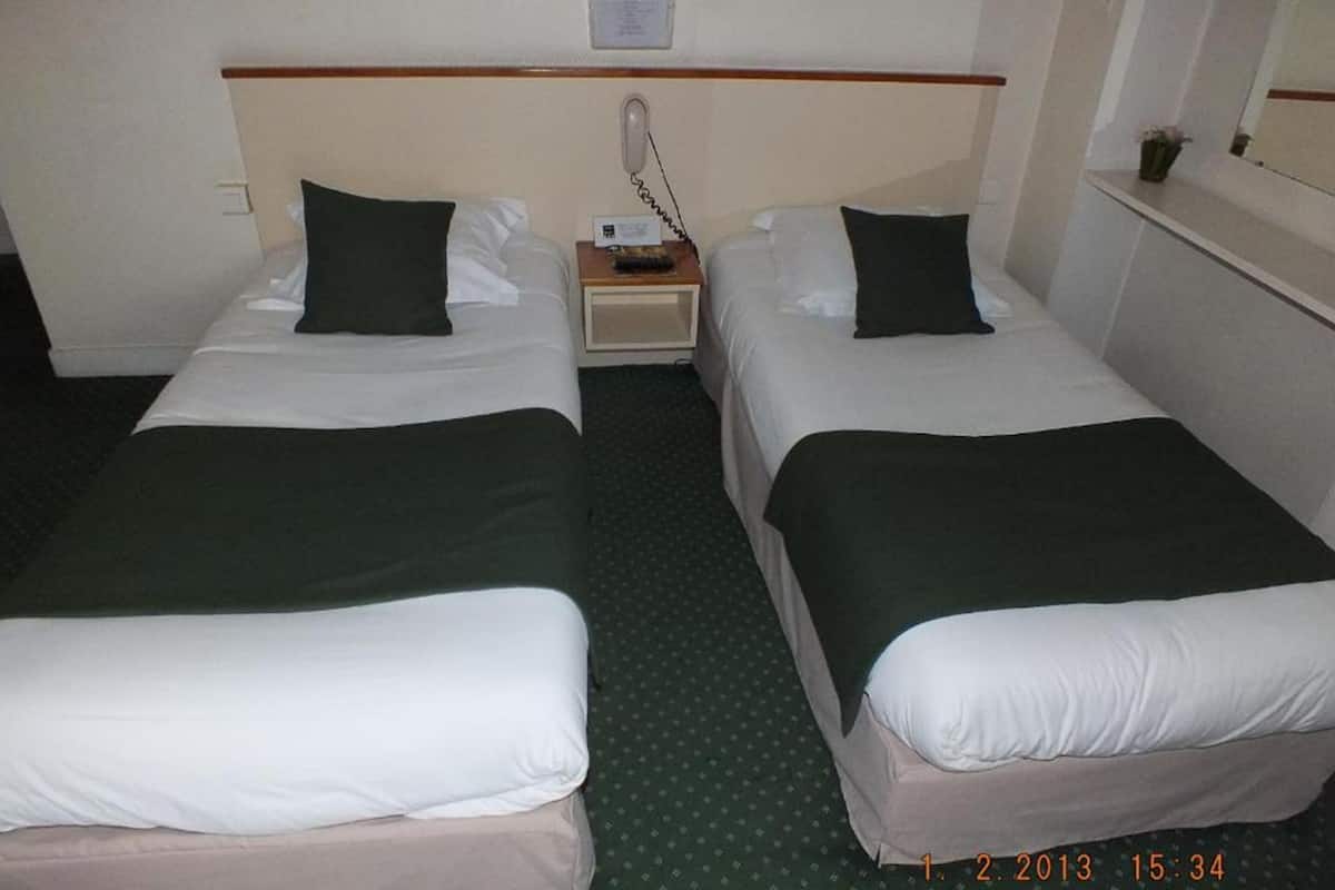twin room | desk, soundproofing, free wifi, bed sheets