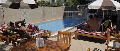 Piscina externa, guarda-sóis, espreguiçadeiras