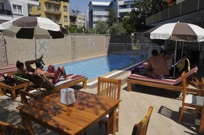 Ulkouima-allas, aurinkovarjoja, aurinkotuoleja