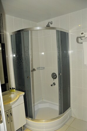 Familienzimmer | Badezimmer | Dusche, kostenlose Toilettenartikel, Haartrockner, Hausschuhe