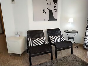 Luxe beddengoed, donsdekens, een bureau, een laptopwerkplek