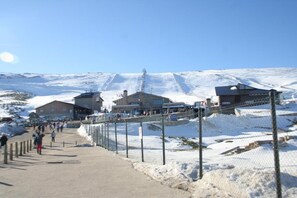 A snow-covered landscape with buildings and a clear sky. - Estudios Sierra de Francia  (Bejar)