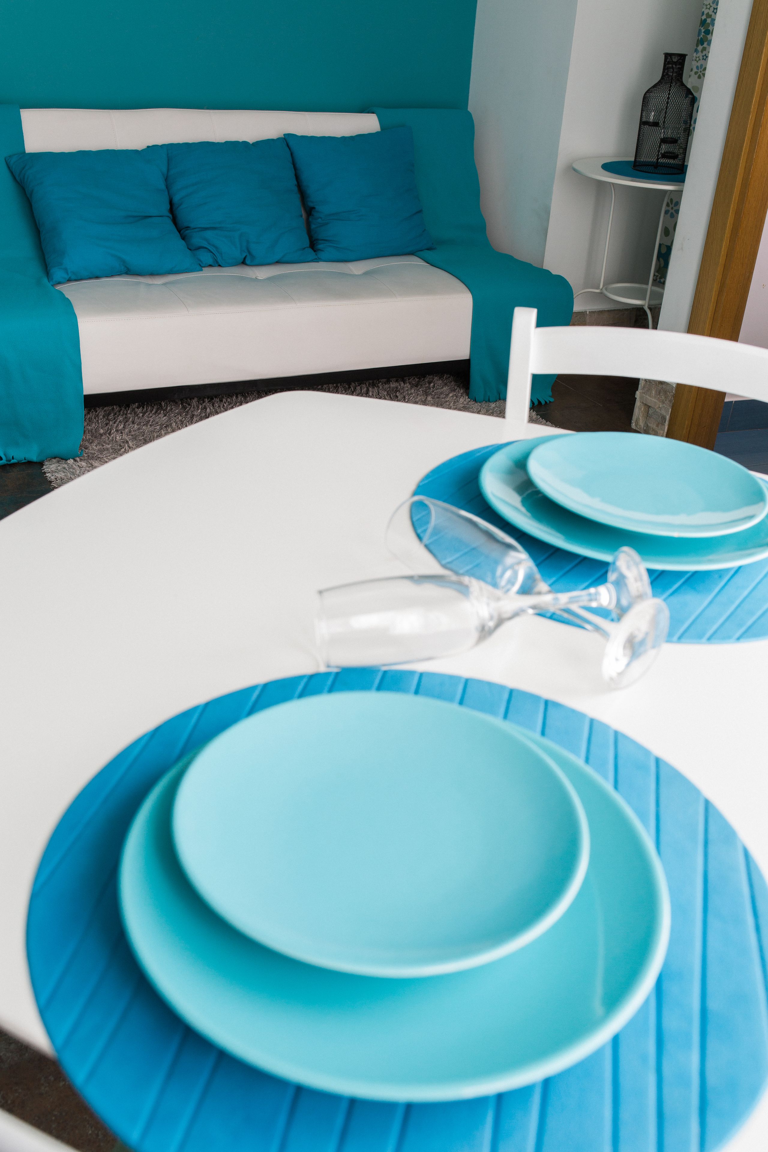 Mini réfrigérateur, micro-ondes, plaque de cuisson, cafetière/bouilloire