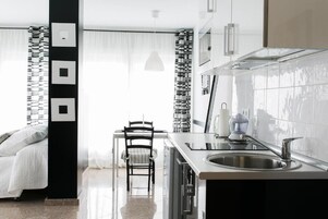 Estudio estándar | Cocina privada | Cafetera o tetera, frigorífico pequeño, microondas y placa de cocina