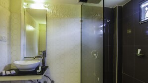 Deluxe Room | Bathroom | Shower, free toiletries, towels - Treebo Trip Hive (Chennai)