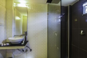 Deluxe Room | Bathroom | Shower, free toiletries, towels - Treebo Trip Hive (Chennai)