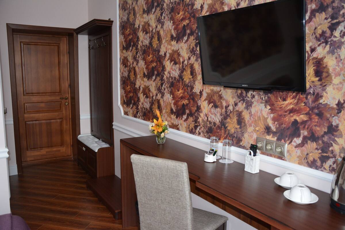 Superior Room | Premium bedding, desk, iron/ironing board (on request), WiFi (free)