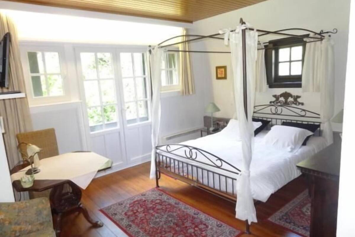 desk, iron/ironing board, cots/infant beds, free wifi