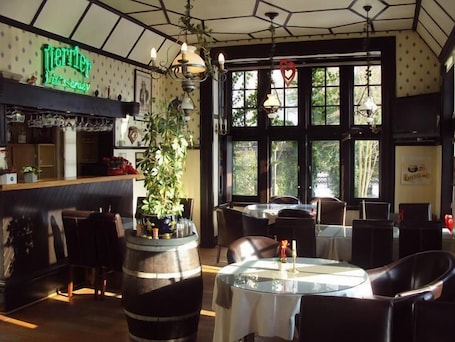 Se sirven cenas y cocina francesa