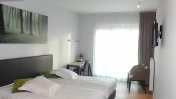 Bureau, fer et planche à repasser, lits bébé (en supplément)