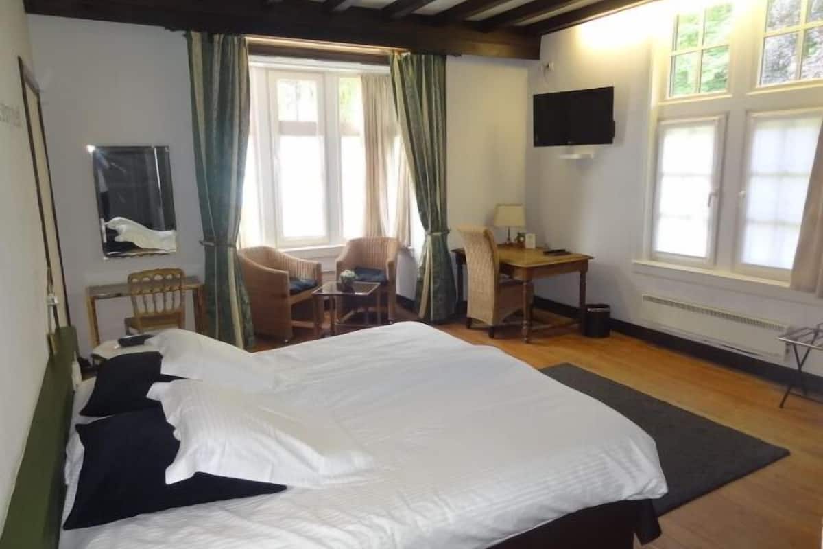 deluxe double or twin room | desk, iron/ironing board, cots/infant beds, free wifi