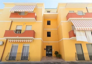 Vista frontal de la propiedad