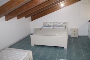 Comfort Room, 1 Bedroom | Soundproofing, iron/ironing board, free cribs/infant beds, rollaway beds - Mare e Luna (Fiumefreddo Bruzio)