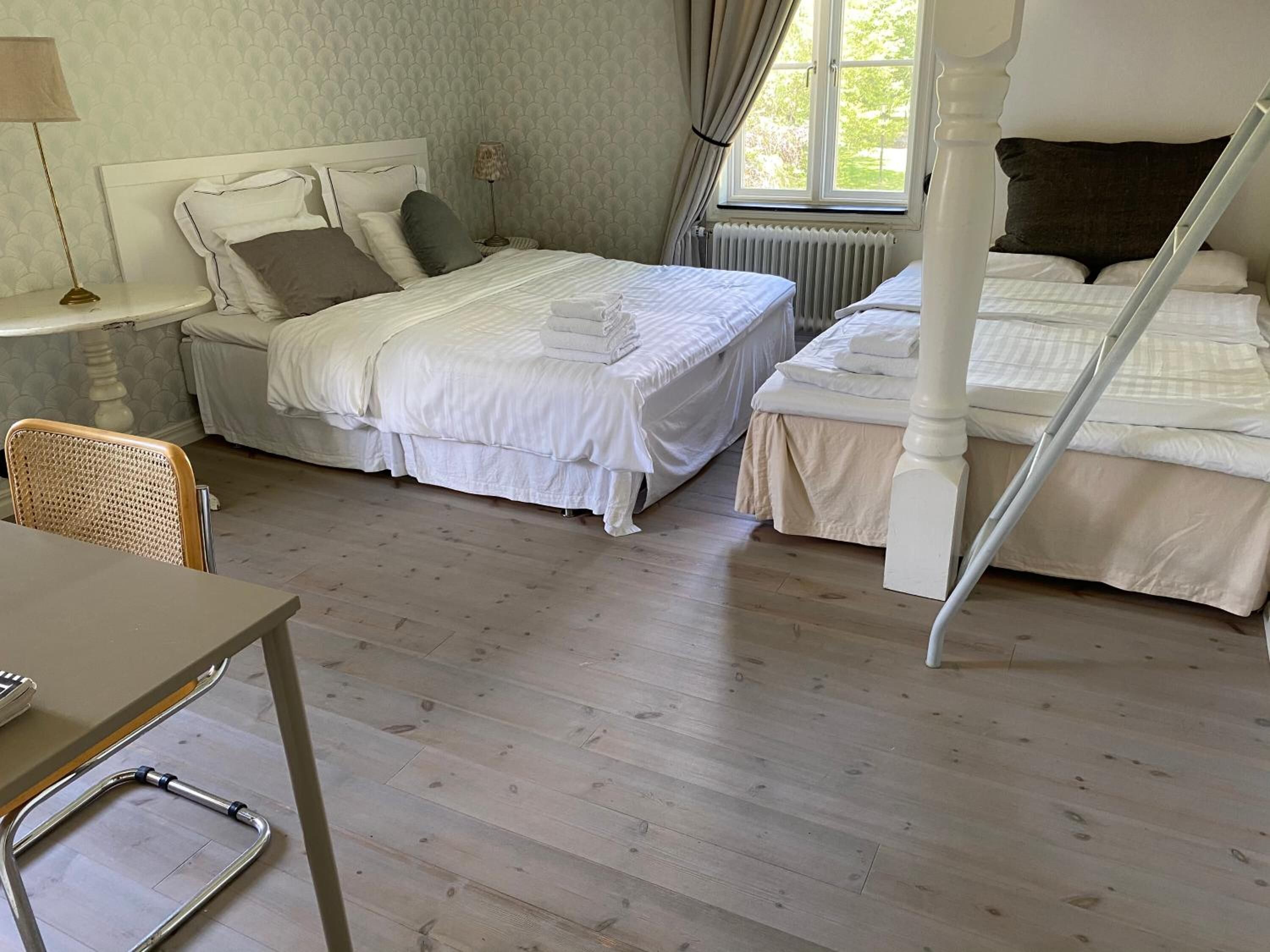 デスク、遮光カーテン、アイロン / アイロン台、WiFi (無料)