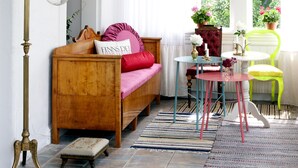 Una sala de estar acogedora con un sofá de madera, una mesita y una lámpara de pie.