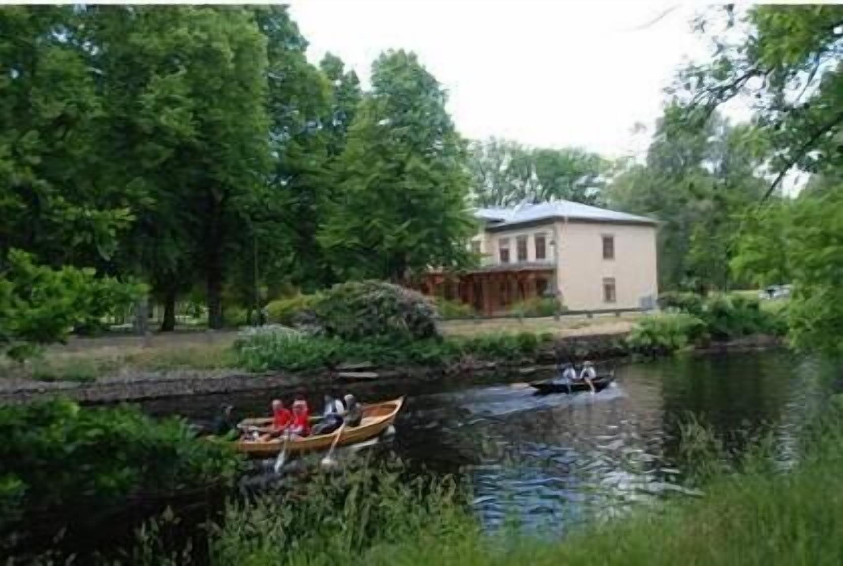 Ett hus vid en flod med en brygga.