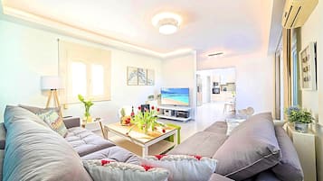 Villa | Oppholdsområde | En 42-tommers Flatskjerm-TV med Parabol-TV samt plasma-TV og DVD-spiller