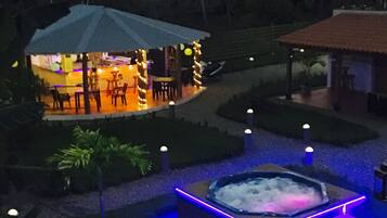 Tina de hidromasaje al aire libre