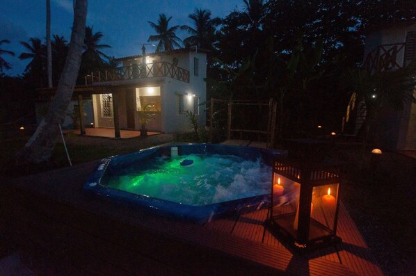 Outdoor spa tub