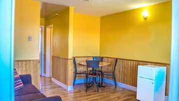 Room, 2 Double Beds, Kitchenette | In-room dining