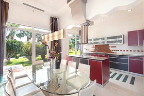 Grand Villa, 5 Bedrooms, Private Pool, Sea View | Private kitchen