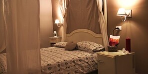 Premium bedding, desk, laptop workspace, soundproofing - B&B Napul'art (Naples)