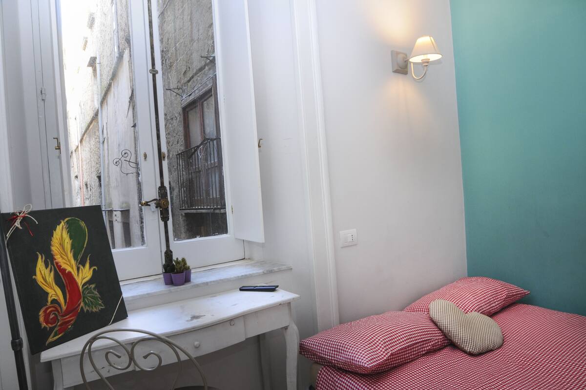 Camera (Totò) | Biancheria da letto di alta qualità, una scrivania, postazione laptop