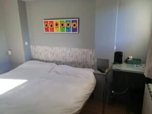 Skrivebord, lydisolert og barnesenger (inkludert)