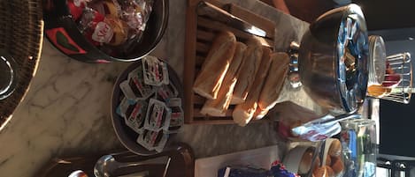 Petit déjeuner buffet (7.50 EUR par personne)