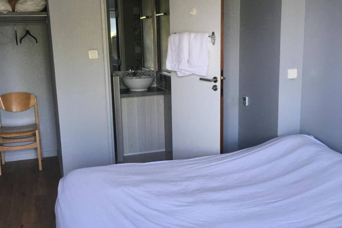 desk, soundproofing, free cots/infant beds, rollaway beds