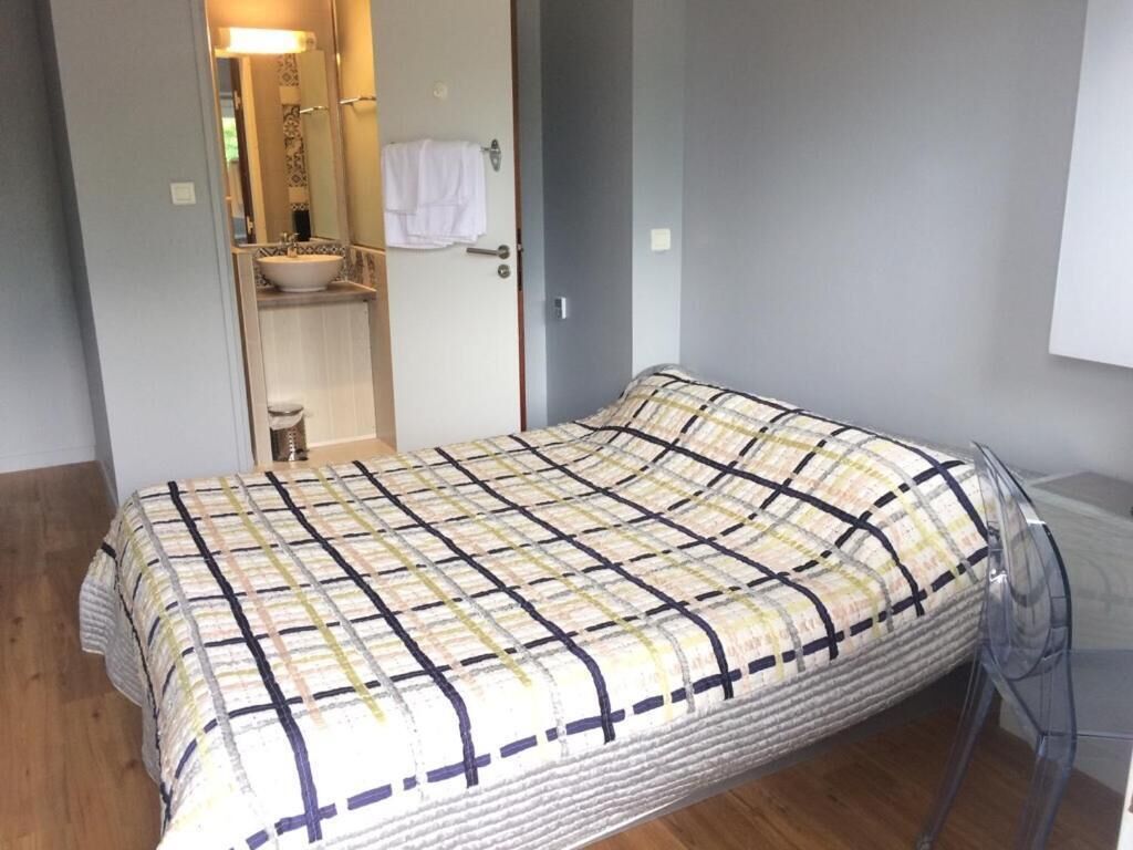 desk, soundproofing, free cots/infant beds, rollaway beds