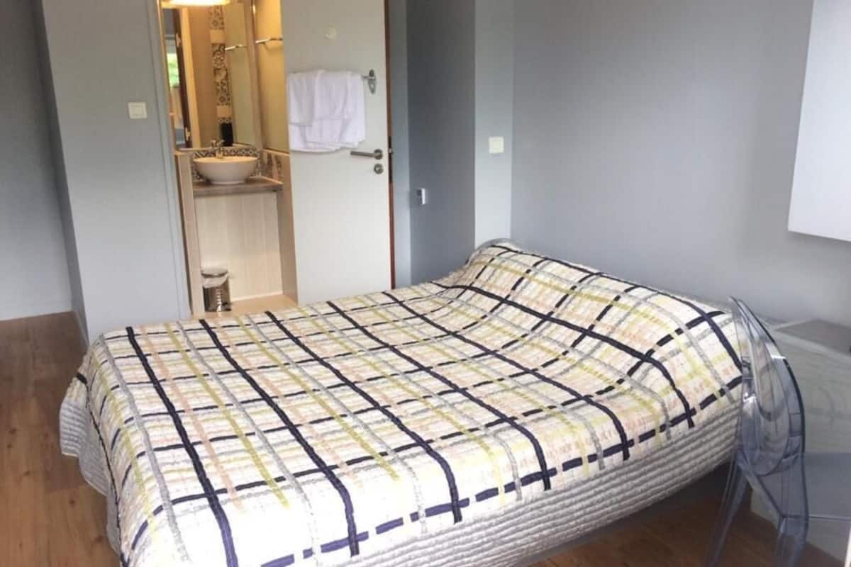 desk, soundproofing, free cots/infant beds, rollaway beds