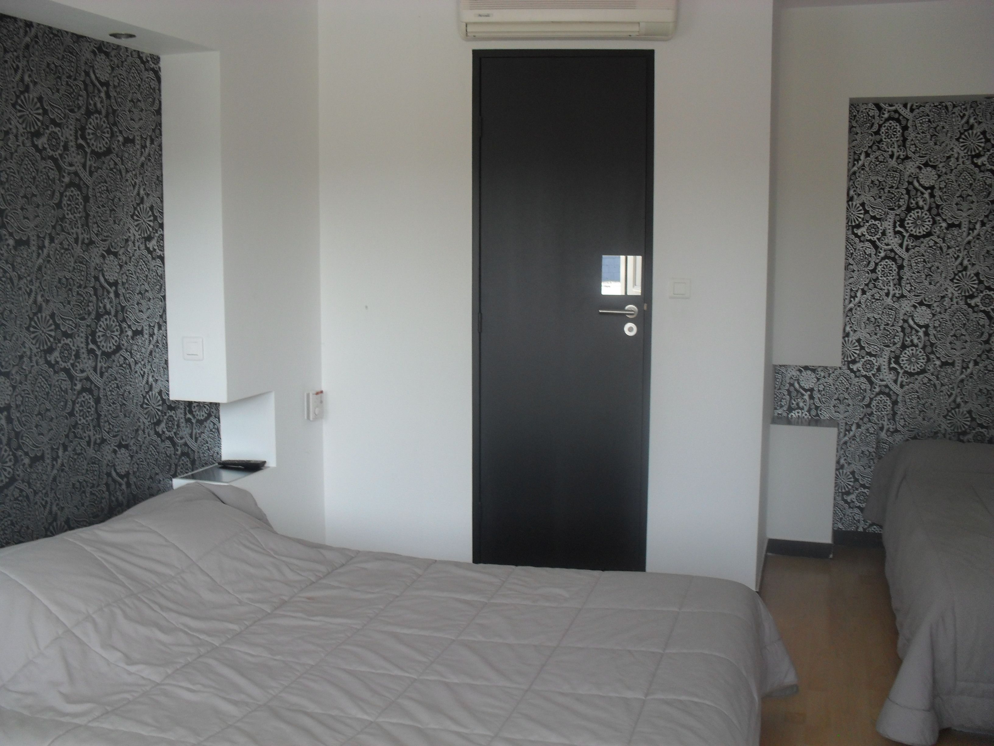 Desk, soundproofing, free cribs/infant beds, rollaway beds