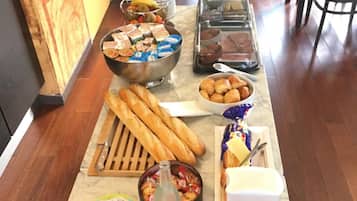 S'hi serveixen dinars, sopars i plats de cuina francesa