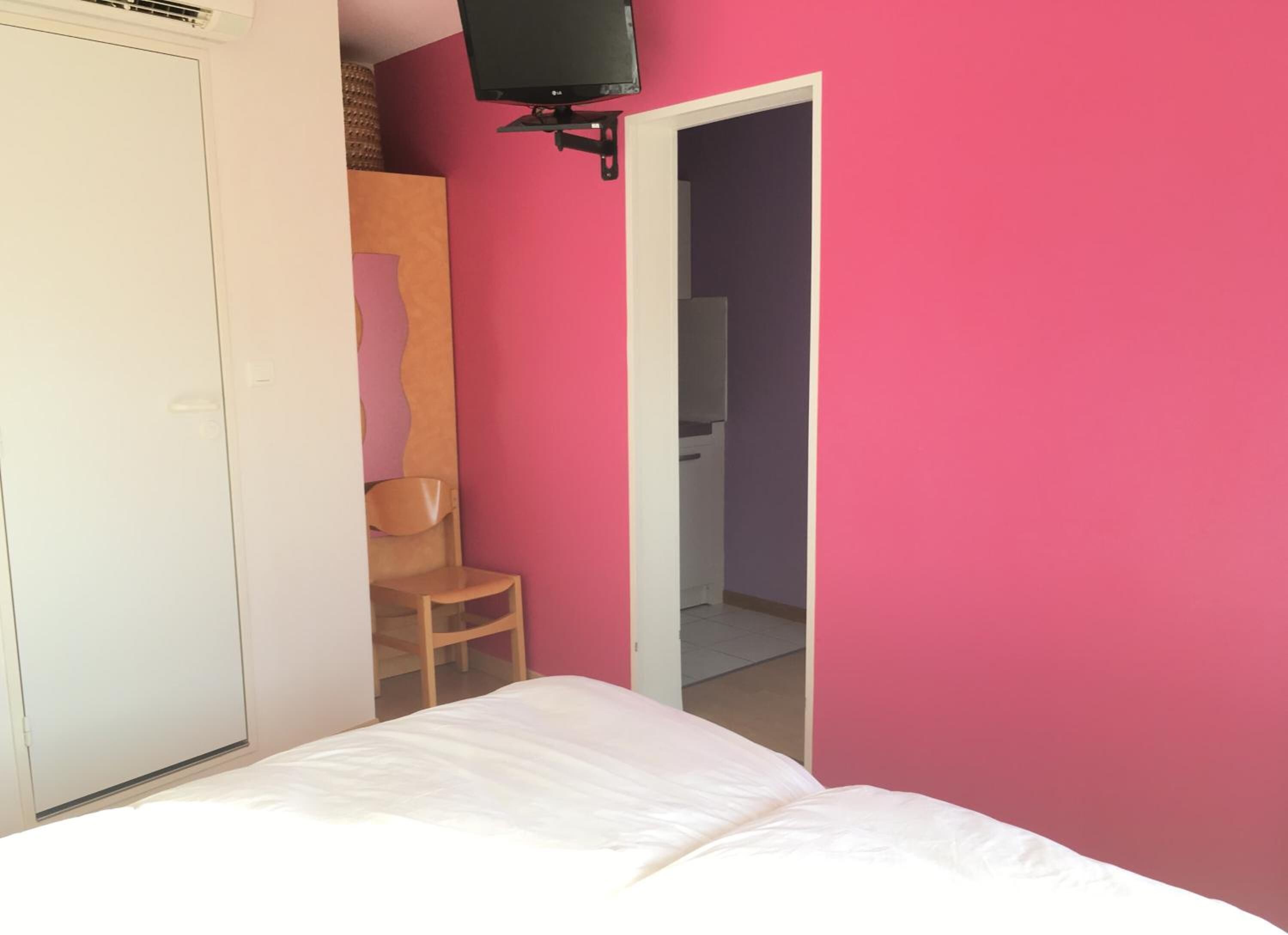 desk, soundproofing, free cots/infant beds, rollaway beds