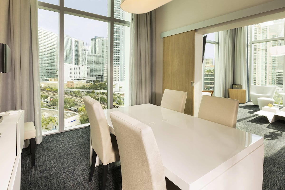 Suite, 1 cama King size, vista a la bahía | Ropa de cama de alta calidad y minibar