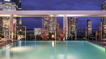 Outdoor pool, free cabanas, sun loungers