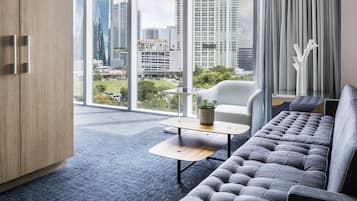 行政套房, 1 间卧室 (King, City and Bay view) | 1 多间卧室、高档床上用品、迷你吧、客房内保险箱
