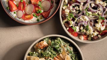 Tres ensaladas con ingredientes variados.