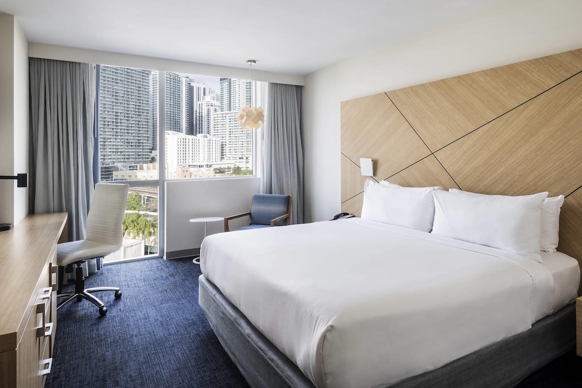 Ropa de cama de alta calidad, minibar, caja fuerte y escritorio