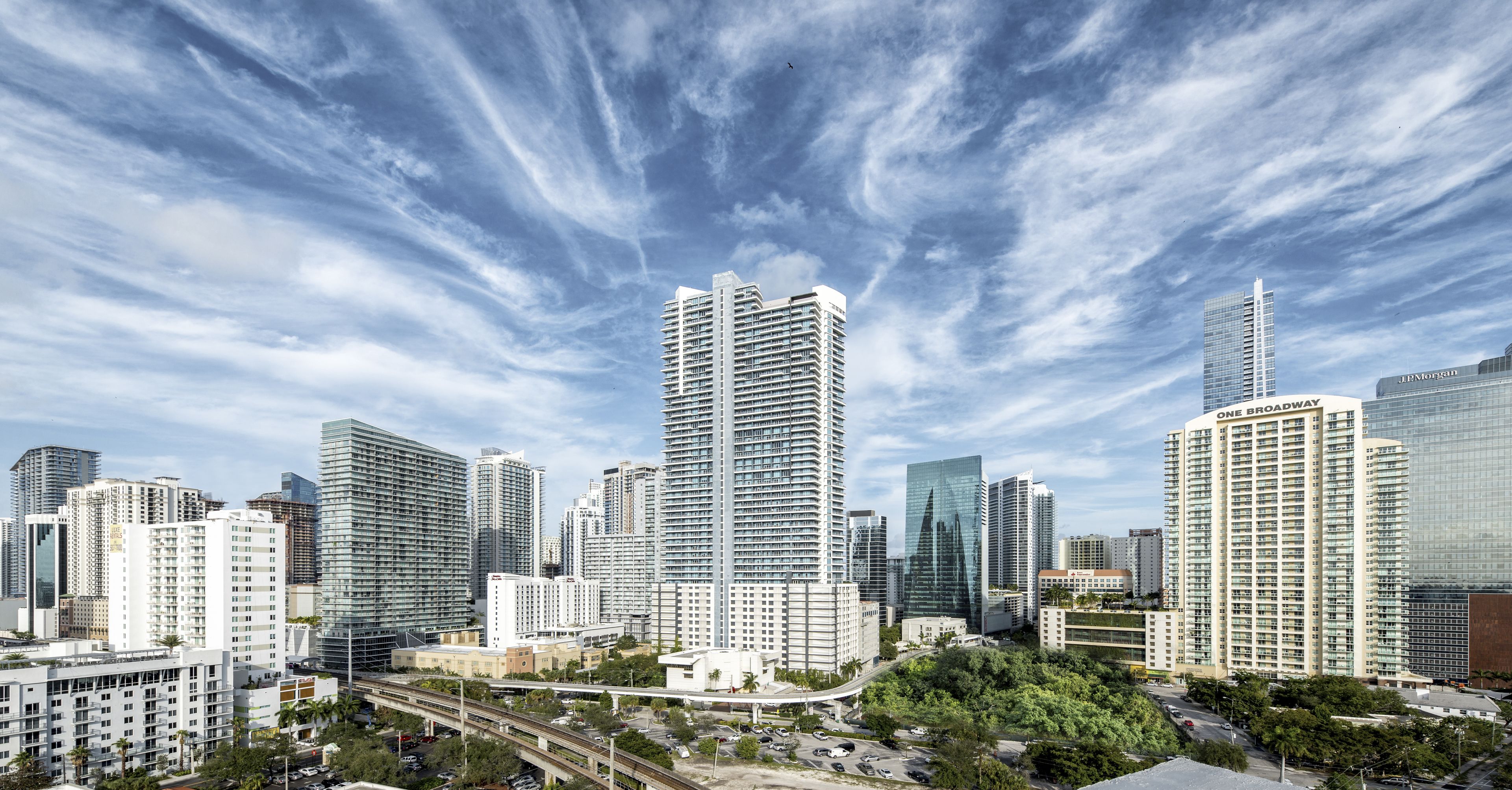 Un paisaje urbano con modernos rascacielos, destacando el edificio One Broadway.